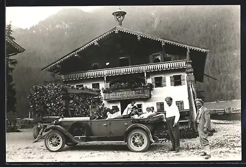 Foto-AK Auto Fiat 520 (1928), Familie in einem KFZ mit offenem Verdeck an einem Gutshof