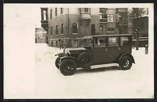 Foto-AK Auto Fiat 509 (1926 /28), Chauffeur in seinem KFZ im Schnee