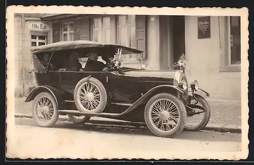 Foto-AK Auto Egg (19??), Geschmücktes KFZ mit Braut und Hochzeitsgästen