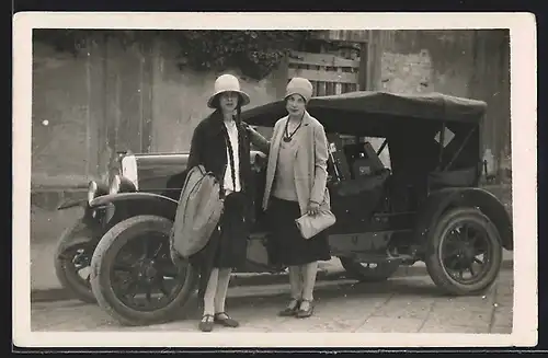 Foto-AK Auto Fiat 501 (1922), Zwei Frauen am vollgepackten KFZ
