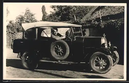 Foto-AK Auto Fiat 501 (1922), Mann in kariertem Hemd schaut aus seinem KFZ