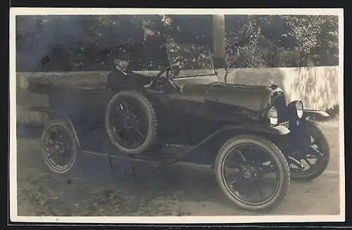 Foto-AK Auto Fiat 501 (1922), Junger Chauffeur am Steuer eines Fahrzeugs, die Hände am Lenkrad