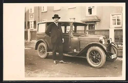 Foto-AK Auto Fiat 509A (1928), Mann mit Anzug und Melone an seinem KFZ