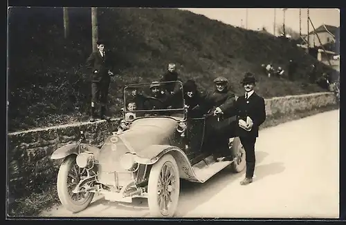 Foto-AK Auto Fiat Zero (1912-14), Familie im und am Cabriolet am Strassenrand