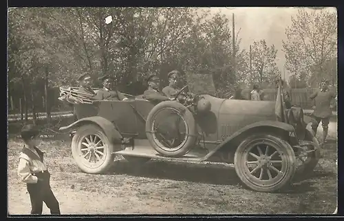Foto-AK Auto Presto (1913 /14), Vier uniformierte Soldaten am Steuer des Armee-Cabrios