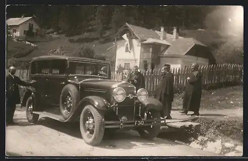 Foto-AK Dellach, Auto Horch 450 (1932), Kirchenvisitation mit einem Fahrzeug