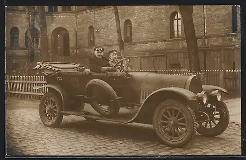 Foto-AK Auto Phaenomen 1916, Zwei Soldaten in Uniform am Steuer eines Militär-Cabrios