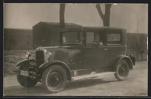 Foto-AK Auto Breannbor (1925), Mann im Anzug am Steuer eines Fahrzeugs auf einem Landweg