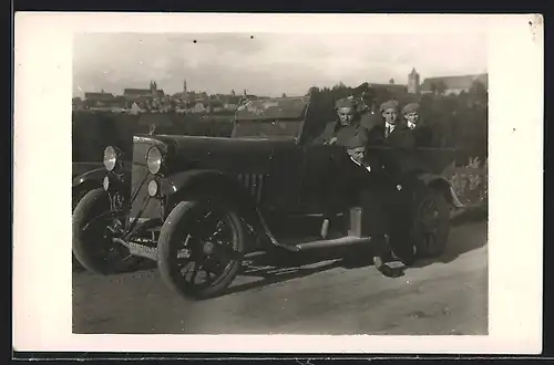 Foto-AK Auto, Horch 8 /24 (1921), Fünf junge Männer mit einem KFZ mit offenem Verdeck
