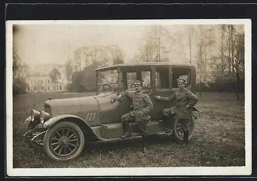 Foto-AK Auto Horch (1915 /16), Zwei Soldaten in Uniform am Militär-Fahrzeug 40. J. D.