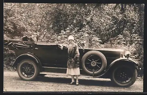 Foto-AK Auto Horch 10 /50 (1926), Junge Frau mit ihrer Mutter an einem schwarzen Cabriolet