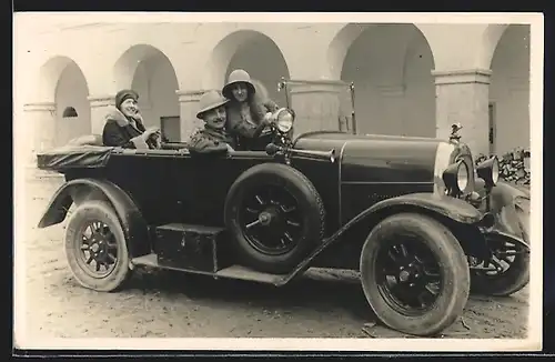 Foto-AK Auto Fiat 501 1922, Ehepaar mit Tochter in einem Fahrzeug mit offenem Verdeck
