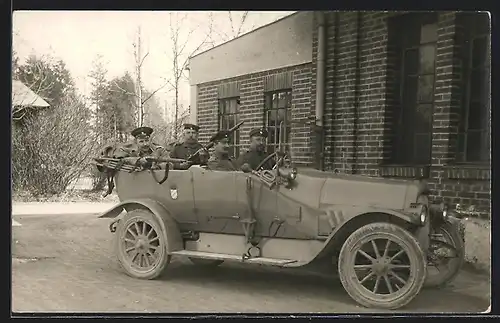 Foto-AK Auto Horch (1915), Vier bewaffnete Soldaten in Uniform in einem KFZ der bayrischen Armee