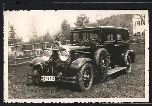 Foto-AK Auto Horch 350 (1928 /29), mit Tannenzweigen und wappen geschmückter Wagen