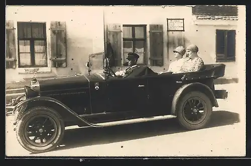 Foto-AK Auto Fiat 509A (1926 /29), Chauffeur fährt zwei Damen durch eine Ortschaft