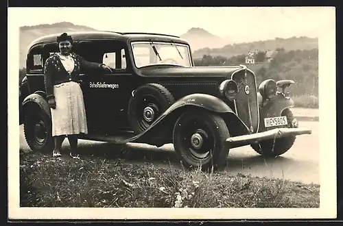 Foto-AK Auto Fiat 527 (1934 /36), Dame an einem Fahrzeug, als Behelfslieferwagen gekennzeichnet