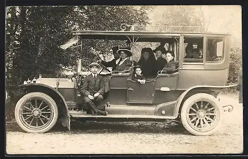 Foto-AK Auto Itala (1908), Grosse Familie in Sonntagsgarderobe in geräumigen KFZ mit Gepäckablage dachseitig