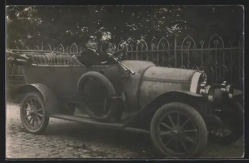 Foto-AK Auto Presto (191?), Zwei junge Männer in Chauffeurs-Kleidung im KFZ mit offenem Verdeck