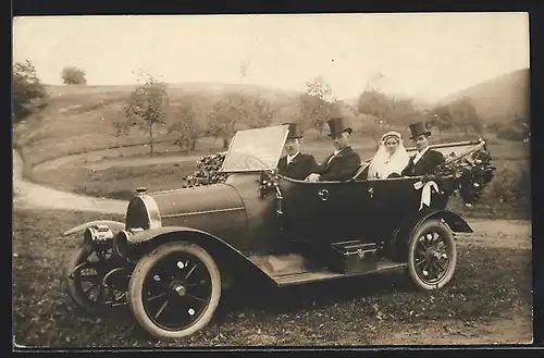 Foto-AK Auto, Presto (191?), Brautpaar im geschmückten KFZ mit zwei Männern im Zylinder zur Hochzeit
