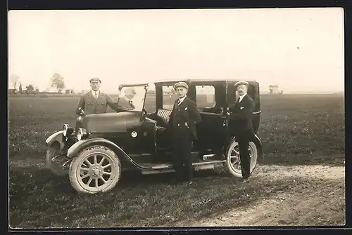 Foto-AK Auto Fiat 501 (192?), Drei Männer am KFZ mit offenem Fahrerabteil auf einer Wiese