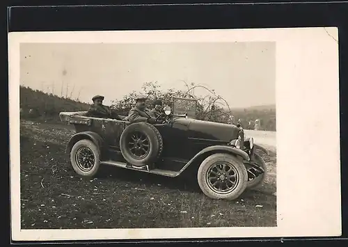 Foto-AK Auto Fiat 501 (1922), Drei Leute in Winterkleidung im schwarzen Cabrio