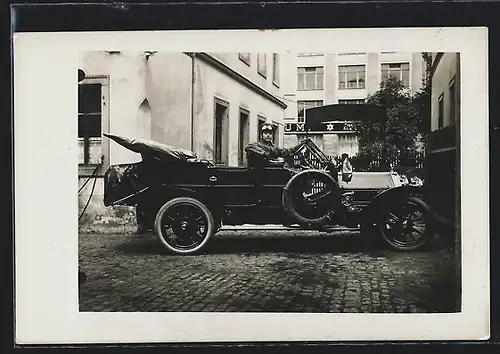 Foto-AK Auto Horch (190?), Chauffeur am Steuer eines schwarzen Cabrios im Innenhof