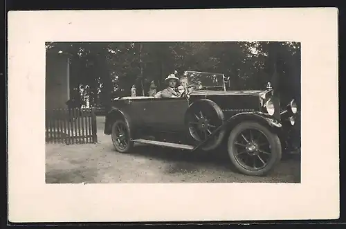 Foto-AK Auto Horch 10 /30 (192?), Junges Paar fährt im KFZ von einem Hof herunter