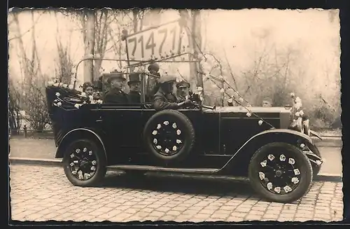 Foto-AK Auto Fiat 509 (1925 /27), Mit weissen Rosen geschmücktes Fahrzeug mit Hochzeitsgesellschaft