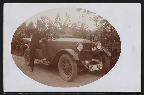 Foto-AK Auto Fiat 509 (1926), Mann im Anzug auf dem Trittbrett seines KFZ am Wegesrand