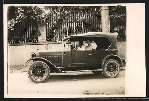 Foto-AK Auto Fiat 509 (1925 /27), Ehepaar in ihrem Fahrzeug, Frau sitzt am Steuer