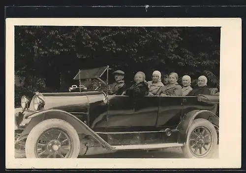 Foto-AK Auto Fiat 501, Kleine Reisegruppe im geräumigen Fahrzeug mit offenem Verdeck