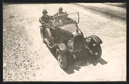 Foto-AK Auto Fiat 501 (1922), Ein Mann und drei Frauen im kleinen Cabrio, von schräg oben