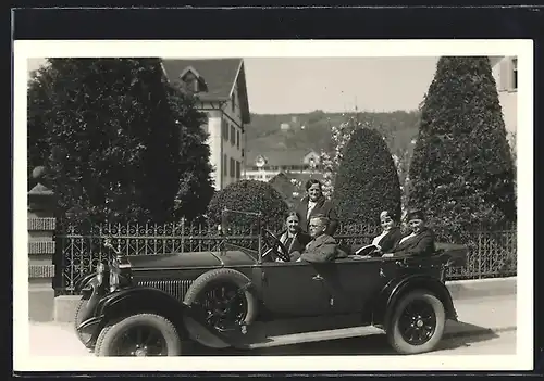 Foto-AK Auto Fiat 520 (1928), Ein Mann am Steuer mit 4 Frauen, schwarzes Cabrio am Strassenrand