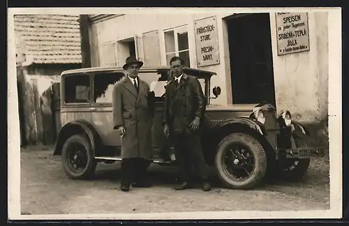 Foto-AK Auto Fiat 520 (1927-29), Zwei Männer vor ihrem KFZ an einer Frühstücksstube