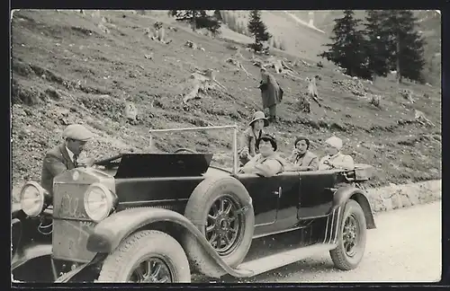 Foto-AK Auto Fiat (1921 /22), Superfiat, Vier Frauen im Cabrio, Mann arbeitet am Motor