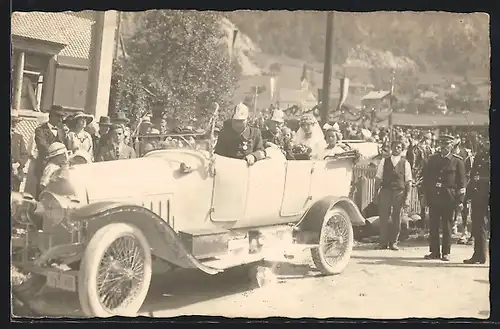 Foto-AK Auto Horch 13 /35 (1911 /14), Braut mit kleinen Schwestern und Vater in Uniform im weissen Braut-Auto