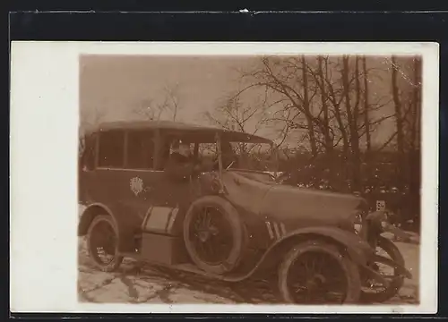 Foto-AK Auto Horch 14 /40 (1914), Zwei Soldaten in Uniform im Armee-KFZ im Winter