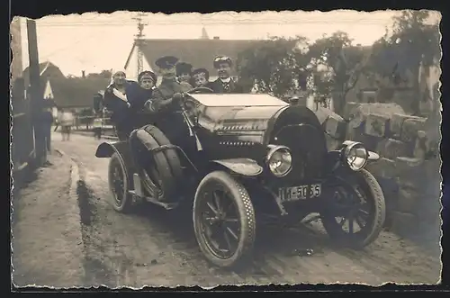 Foto-AK Auto Presto (191?), Chauffeur fährt einem Familie im Cabrio durch eine Ortschaft