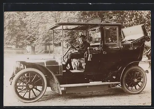 Foto-AK Auto Fiat Brevetti (1906-1907), Junger Chauffeur am Steuer eine Fahrzeugs im kutschenähnlichen Design
