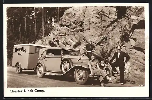 Foto-AK Auto Horch 470 (1931), Ein Mann und zwei Frauen am Kühlergrill eines KFZ, Anhänger der Chester Dieck Comp.