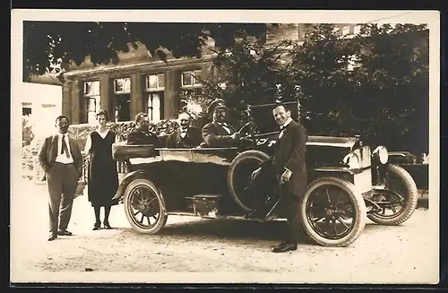 Foto-AK Auto Bianchi (1920 /22), Chauffeur mit gut gekleideten Fahrgästen, poliertes schwarzes Cabrio