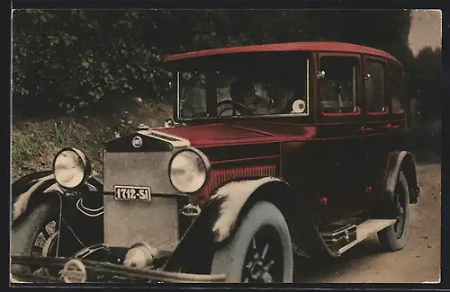 Foto-AK Auto Fiat 520 (1927 /29), Ehepaar im roten Fahrzeug am Wegesrand