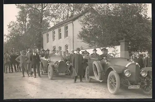 AK Horch (1912 /13), Benz, Menschenansammlung an zwei Fahrzeugen am Strassenrand