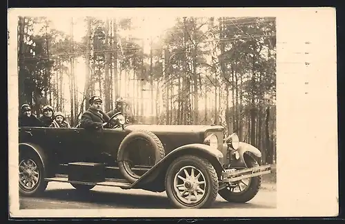 Foto-AK Auto Horch 10 /35 (1923-25), Kleine Ausflugsgruppe im KFZ mit offenem Verdeck auf einem Waldweg