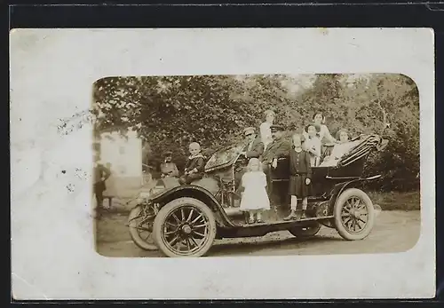Foto-AK Auto Horch (1910 /11), Grossfamilie mit einem schwarzen KFZ, die Kinder auf dem Trittbrett und der Motorhaube