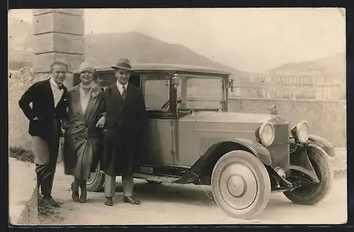Foto-AK Auto Fiat 509 (1925 /27), Drei junge Erwachsene an einem KFZ mit Michelin-Reifen
