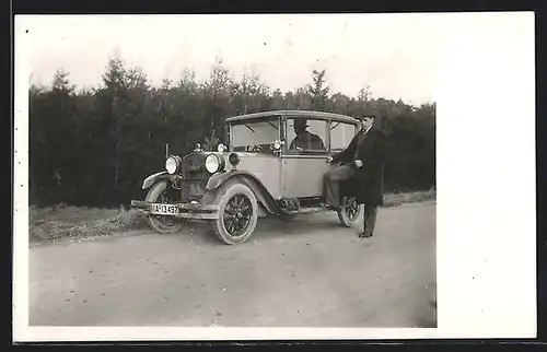 Foto-AK Auto Fiat 509 (1925 /27), Mann im langen Mantel am Trittbrett seines Fahrzeugs am Wegesrand