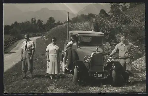 Foto-AK Auto Fiat 502, Kleine Familie an einem KFZ an einer Strasse in den Vorbergen