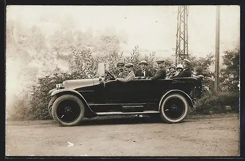 Foto-AK Auto Fiat 3A (1919), Familie wird von einem Chauffeur im Cabrio über das Land gefahren