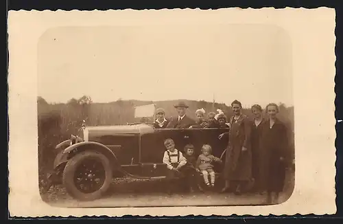 Foto-AK Auto Ansaldo (1928), Familie mit vielen Kinder an einem Wagen am Wegesrand